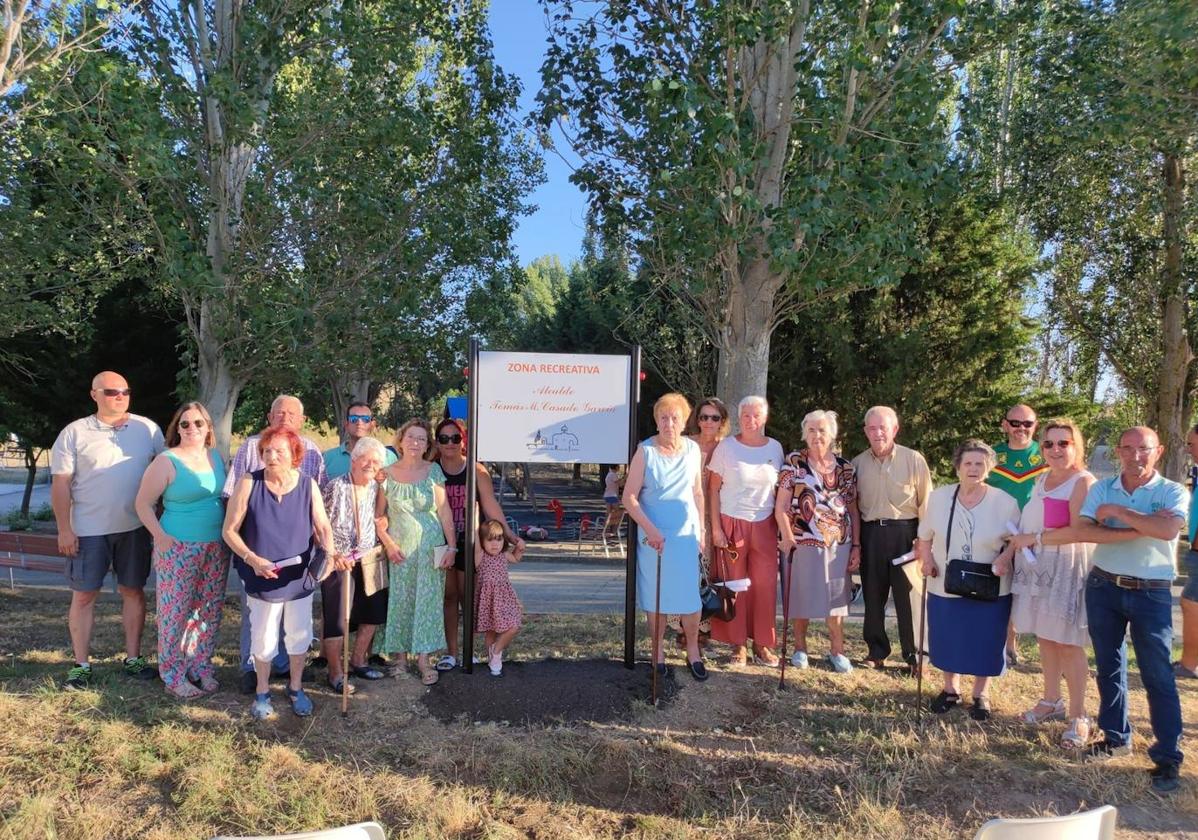 Homenaje del pueblo de Roda de Eresma a Tomás Martín Casado, junto a una placa con el nombre del alcalde fallecido el año pasado.