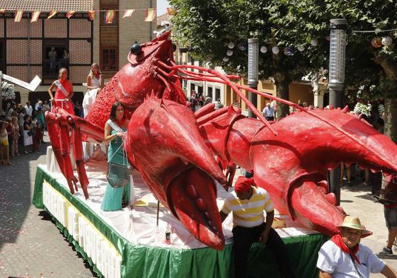 La reina y las damas en la carroza principal de 2022.