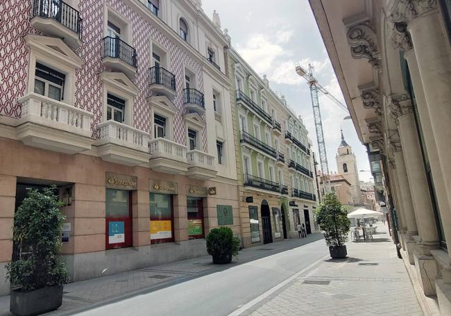 Estado actual de la calle Constitución, en la que se ha colocado una placa conmemorativa del convento.