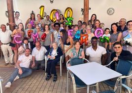 Andrea, junto a su familia en la celebración por su cien cumpleaños.