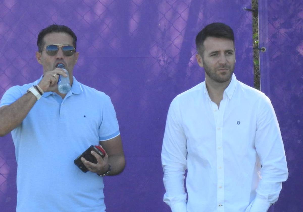 Fran Sánchez (derecha) junto a Luis Casas, su 'número dos', durante un entrenamiento del Real Valladolid el pasado mes de julio.