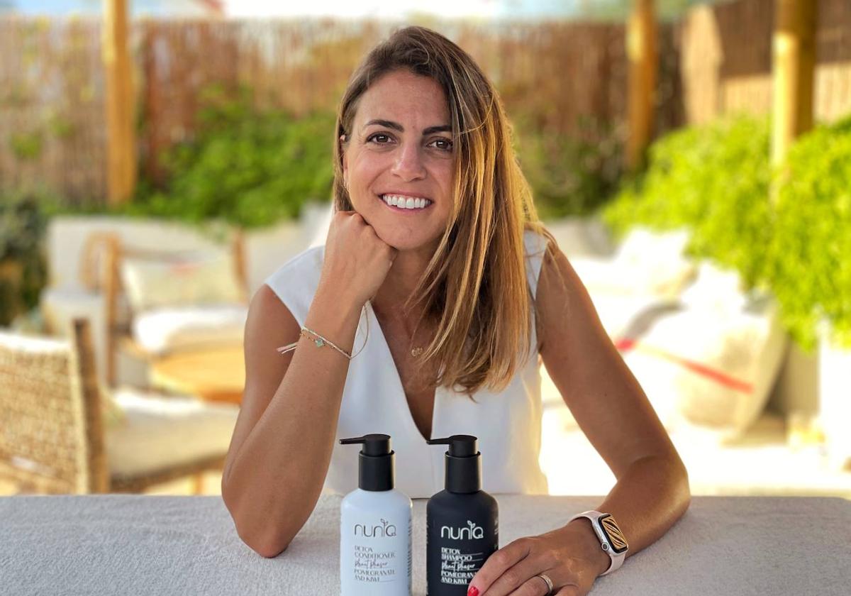 Carmen Escaño posa junto a dos productos de su empresa, Nuniq.