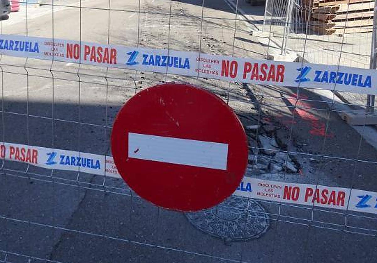 La rehabilitación de una facha impedirá el paso a los vehículos por la calle Lecheras.