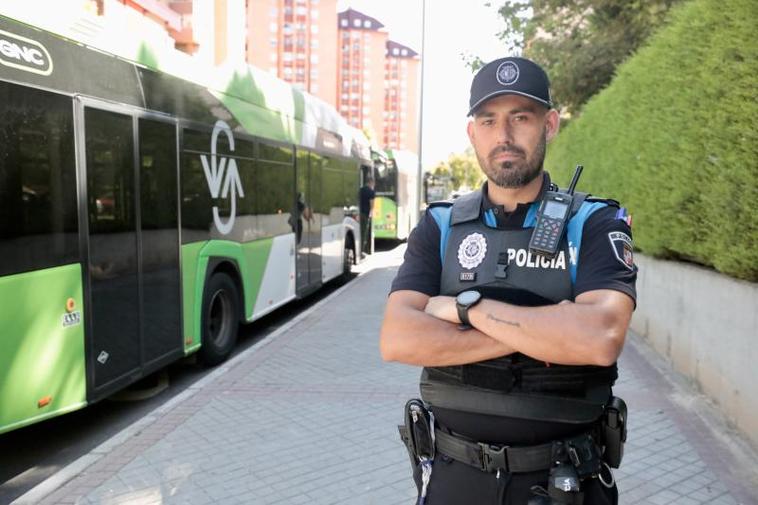 El oficial Sergio N. junto a la parada de autobús donde intervino en el barrio de Parquesol.