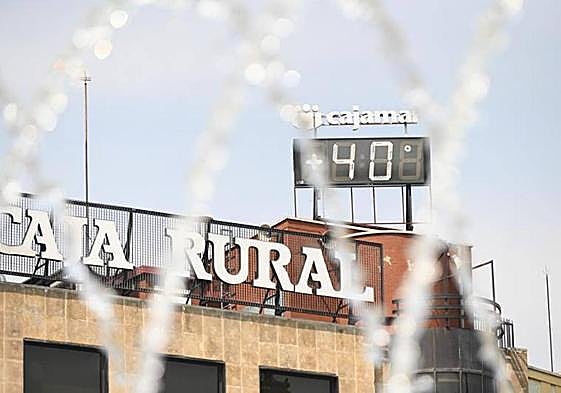 Imagen de archivo de un termómetro que marca los cuarenta grados.