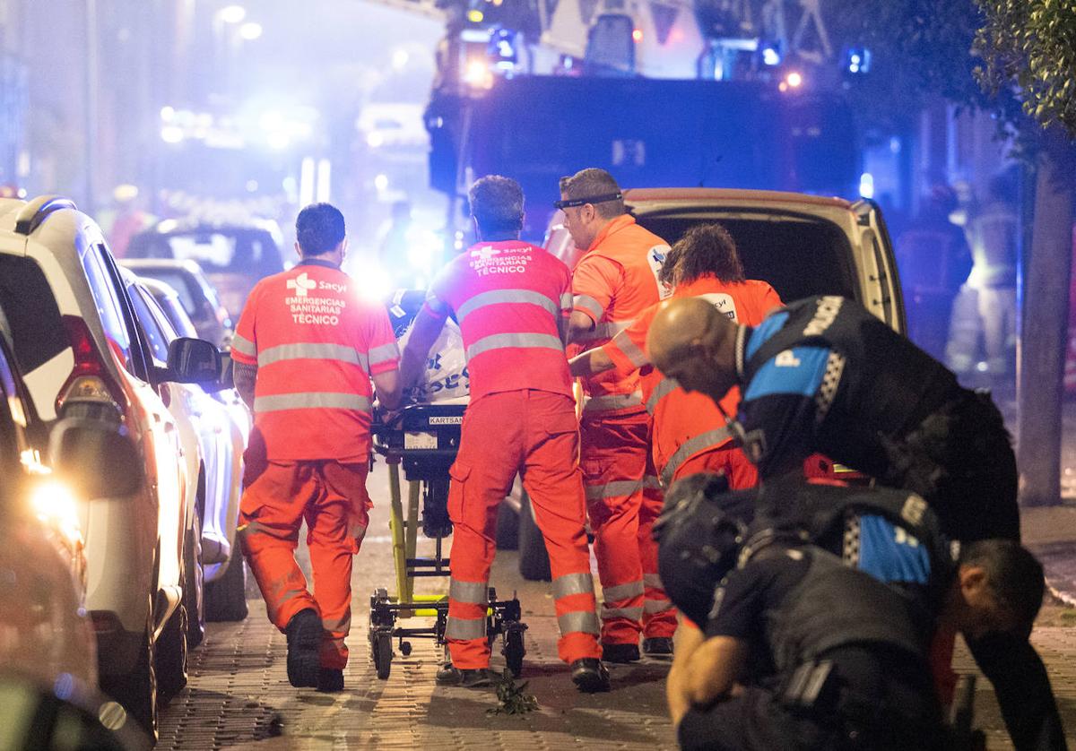 Personal sanitario traslada a un hospital a uno de los heridos en la explosión de la calle Goya de Valladolid.