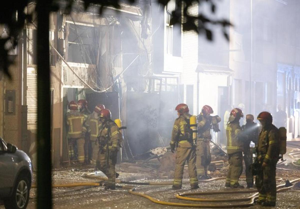 Los bomberos durante las labores de extinción durante la noche.