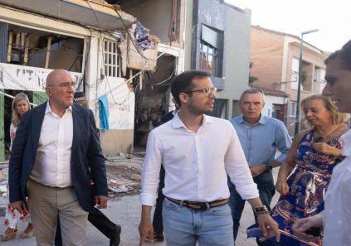 Ignacio Zarandona, en segundo término, con camisa celeste, visita la zona de la explosión por la tarde acompañado del alcalde y otros miembros del equipo de gobierno.