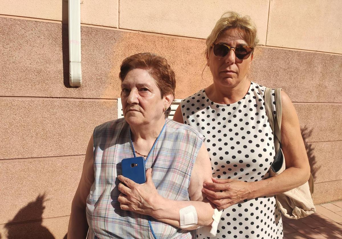 Julia Salamanca, junto a su hija, Carmen Sáez, tras visitar el edificio.