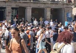 Cientos de jóvenes congregados este miércoles por la tarde en el Azoguejo de Segovia.