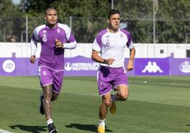 Robert Kenedy corre junto al preparador físico Fran Albert durante el primer entrenamiento del Real Valladolid.