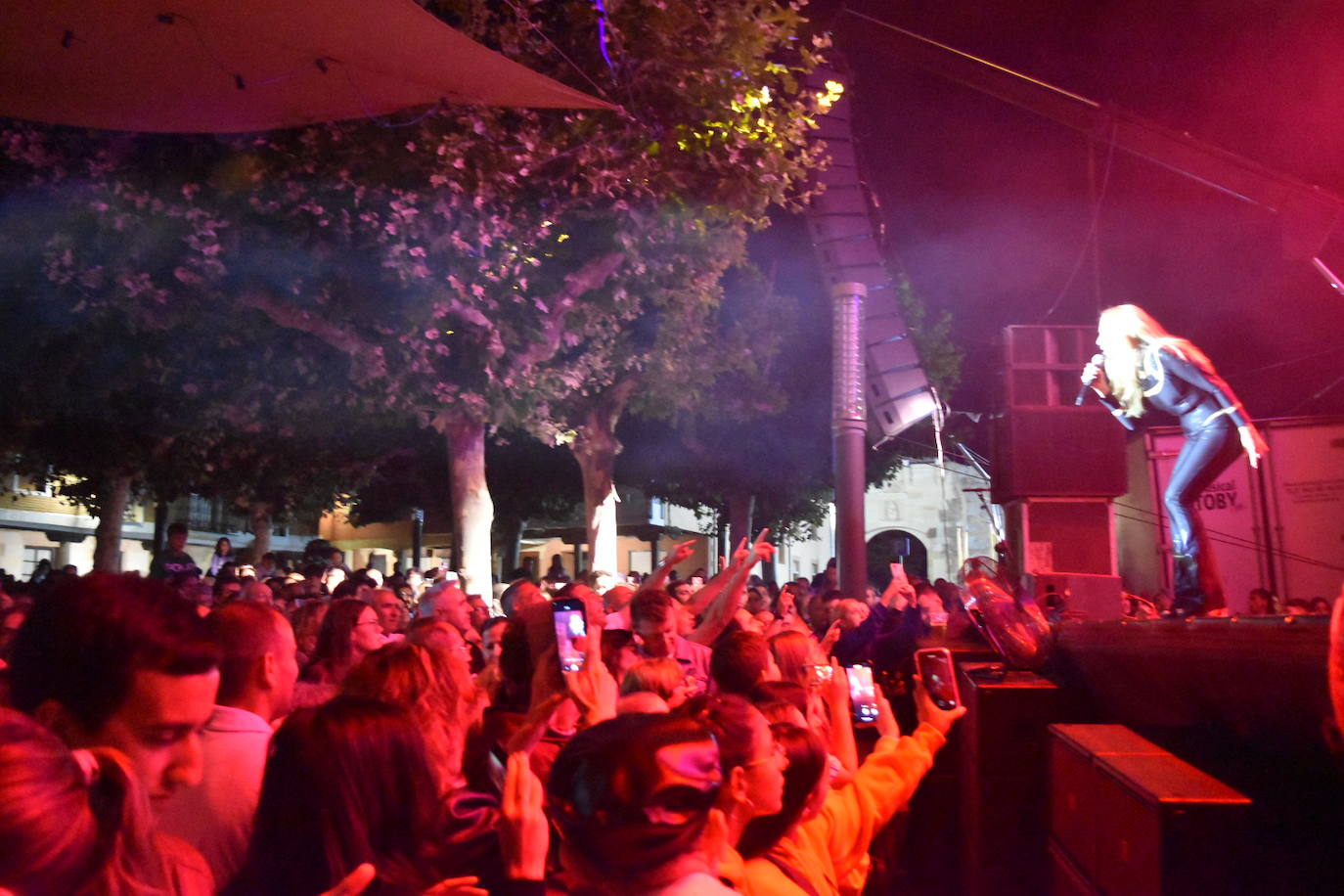 Marta Sánchez encandila a Herrera de Pisuerga