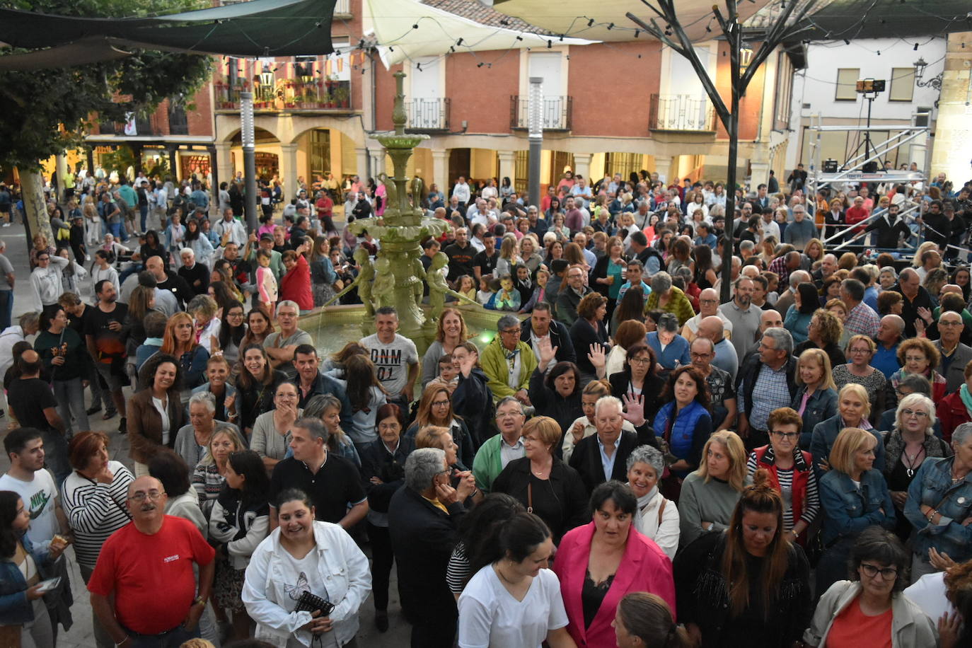 Marta Sánchez encandila a Herrera de Pisuerga