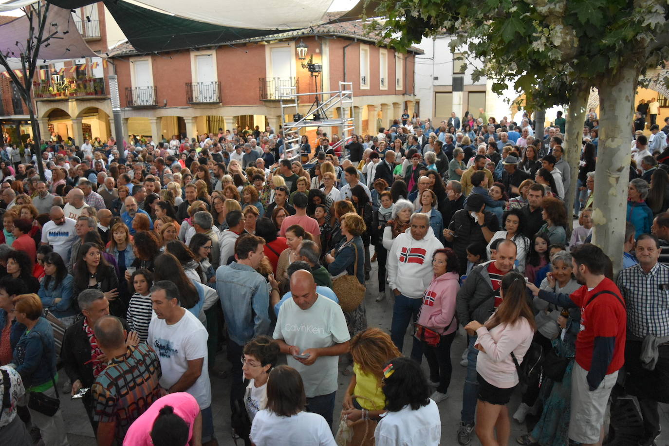 Marta Sánchez encandila a Herrera de Pisuerga