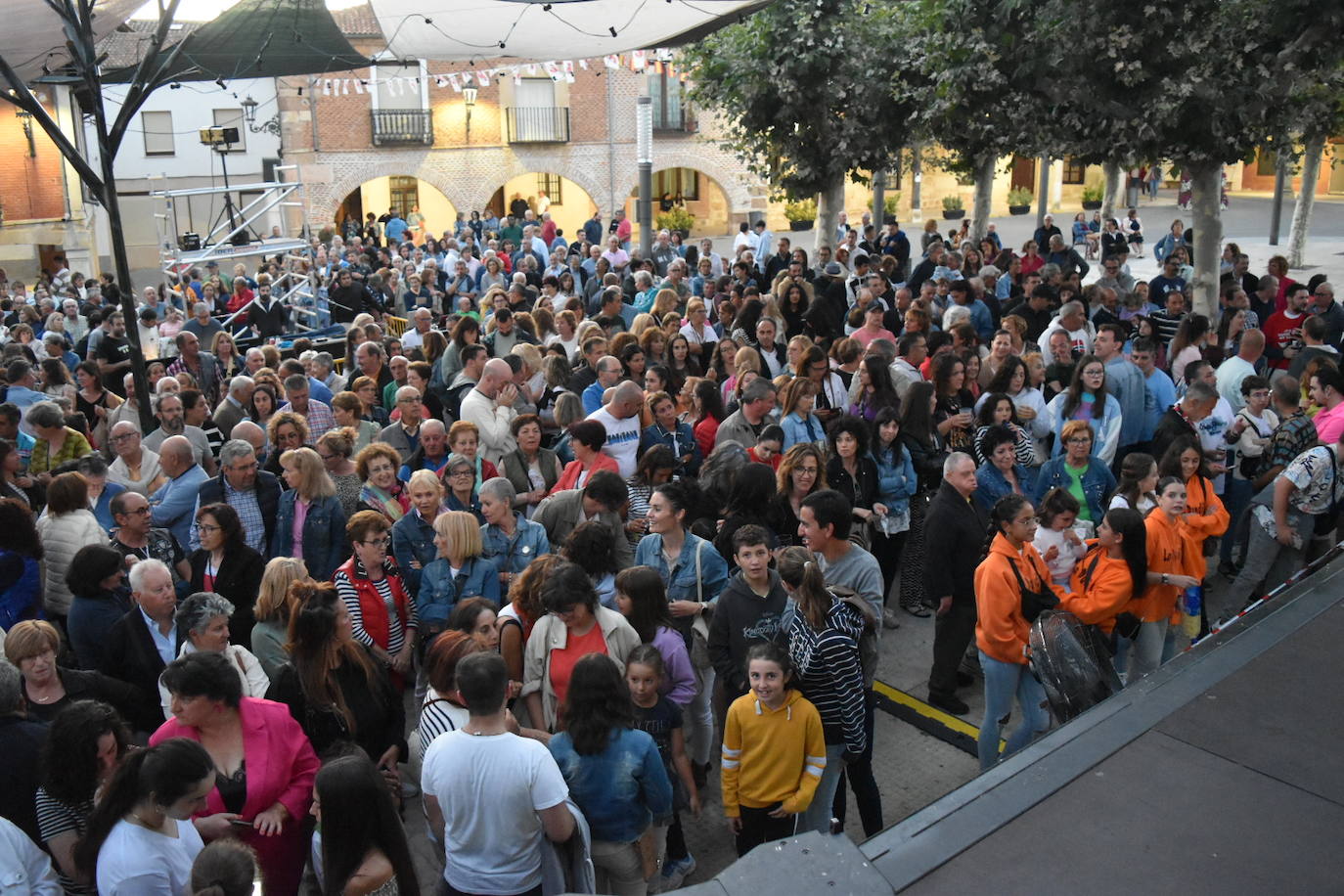 Marta Sánchez encandila a Herrera de Pisuerga