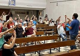 Reunión vecinal en Nava de la Asunción sobre la demolición de dos presas en la zona