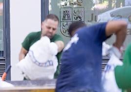 Dos trabajadores, delante de una oficina de empleo, en una imagen de archivo.