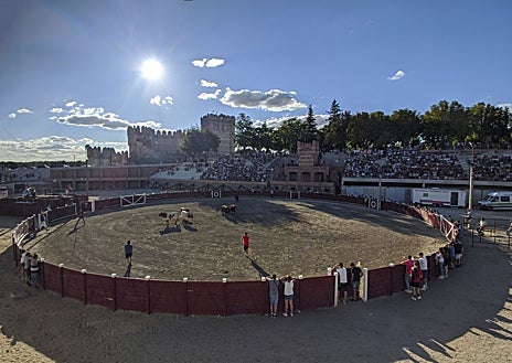Imagen secundaria 1 - La Reina y Rey, Damas y Alfiles de las Fiestas Grandes de 2023 junto al pregonero abren el primer sábado de fiestas donde los toros y los encierros son referentes en estos días en honor a la Ntra. Sra. de la Asunción y San Roque. 