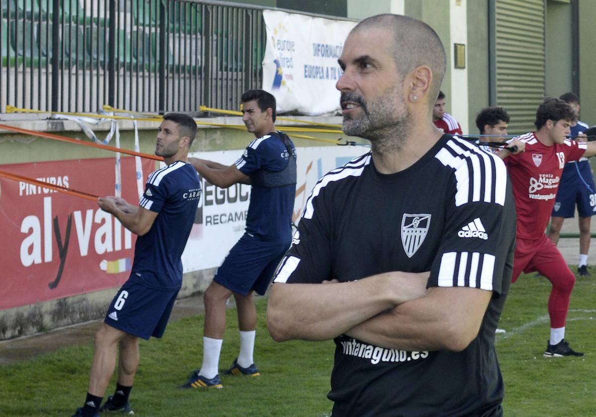 El entrenador de la Segoviana, Ramsés Gil, dirige el primer entrenamiento de la Gimnástica tras la vuelta al trabajo.