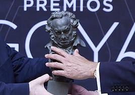 Una estatuilla de los premios Goya.