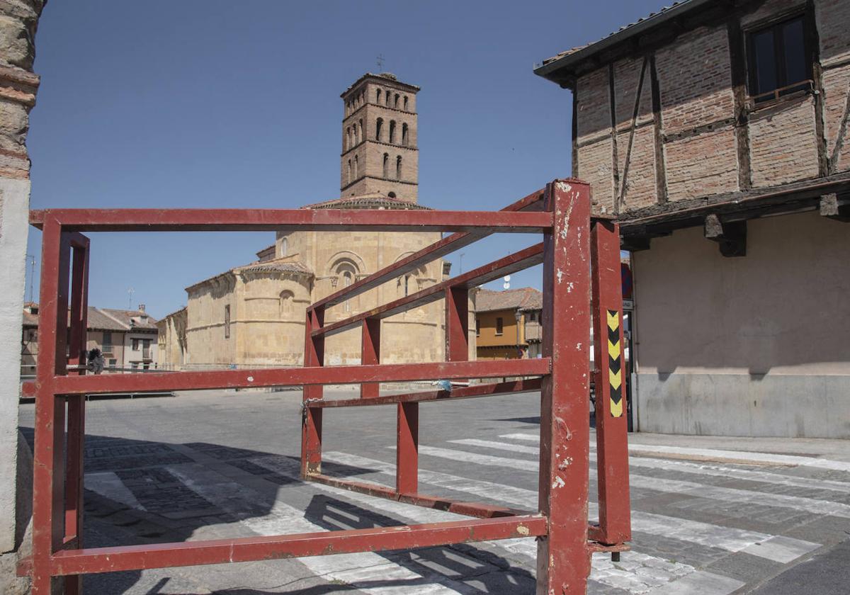 Talanqueras colocadas a la entrada de la plaza de San Lorenzo.