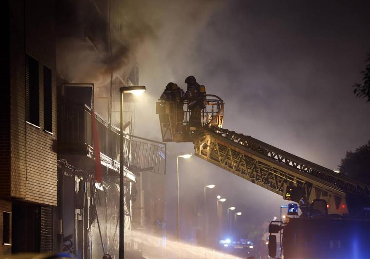 Los bomberos, durante la intervención en la calle Goya tras la explosión.