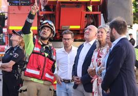 Carnero observa el estado en el que ha quedado el edificio junto a varios concejales y los responsables de Bomberos y Policía.