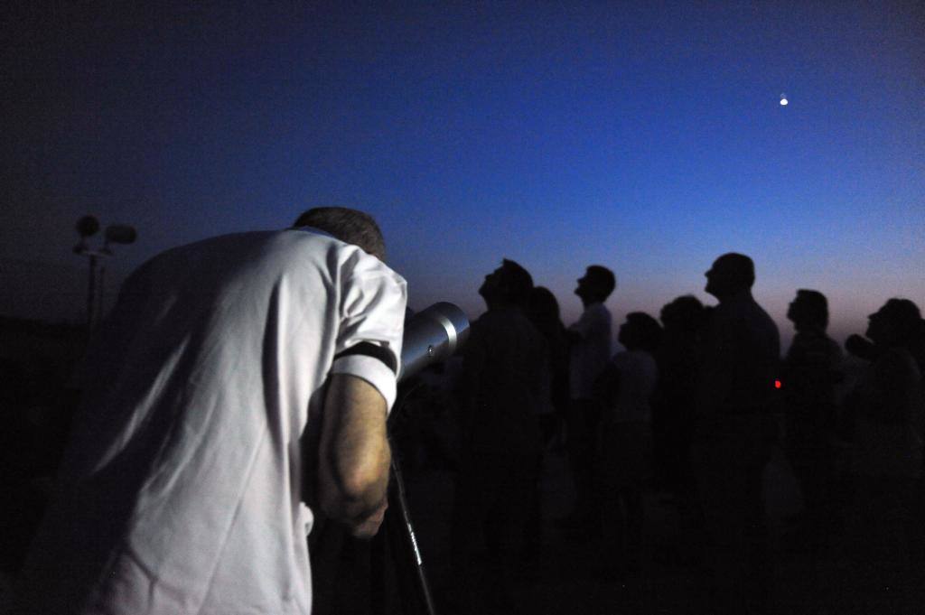 Varias personas visitan el Centro Astronómico de Tiedra