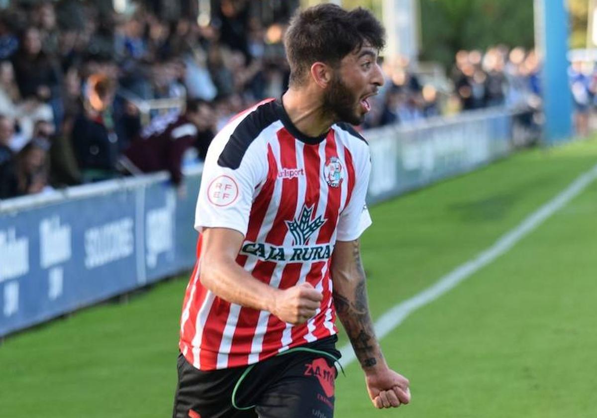 Juan Silva, nuevo lateral derecho de la Segoviana, celebra un gol con su anterior equipo, el Zamora CF.