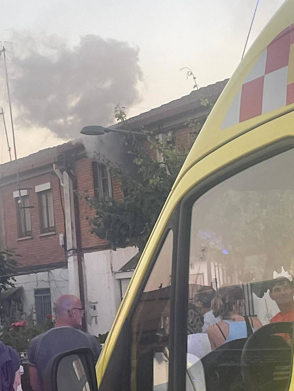 El humo sale por la ventana de la vivienda.