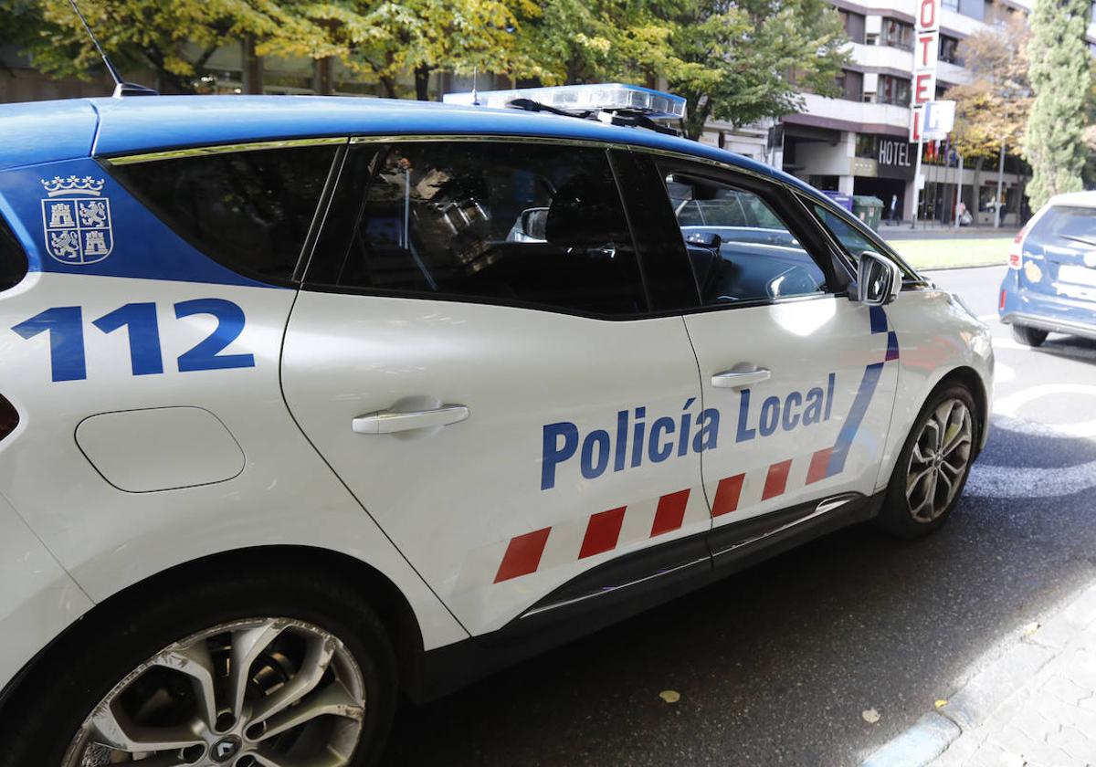 Un vehículo colisiona marcha atrás contra la fachada de un edificio en Santo Toribio