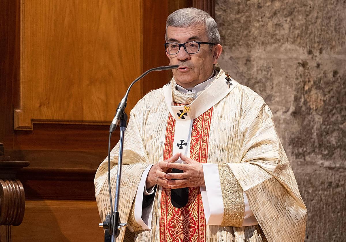 Luis Arguello en una misa crismal.