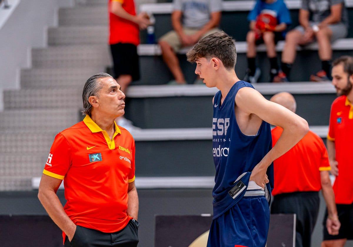 Sergio Scariolo y Sergio de Larrea hablan durante la concentración de la selección española.