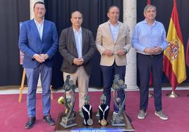 Javier González, Manuel Heredia, Víctor Alonso y José Andrés Sanz, junto a los premios y al cartel, en la presentación del Trofeo Diputación.