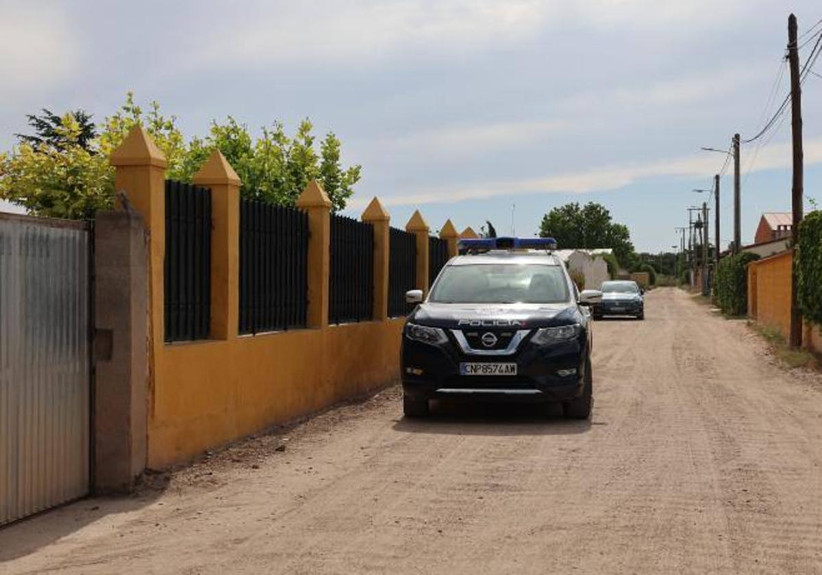 Inmediaciones del chalé en la urbanización Las Salinas de Medina del Campo donde falleció un hombre ahogado.