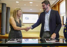 Los portavoces del PP y de Vox en el parlamento aragonés, Ana Alós (i) y Alejandro Nolasco (d) durante la firma ayer del pacto de gobierno de coalición.