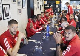 La plantilla del AVS Futebol, este viernes durante el almuerzo en el Café Bar Argales 2 en el Polígono de San Cristóbal.