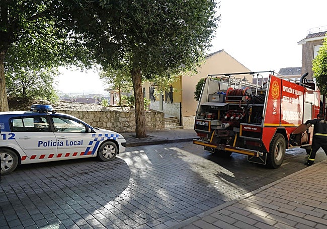 Bomberos del parque de Peñafiel y Policía Local junto a viviendas próximas a la zona quemada.