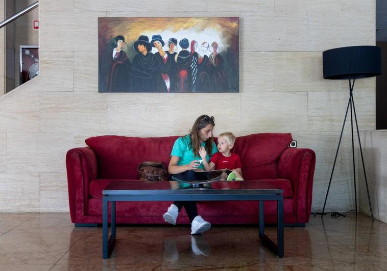 Nuria, con su hijo Javier, en el hall del hotel Zentral Parque.