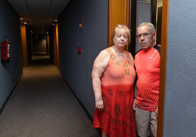 Pilar Arribas e Ildefonso Morales, en la puerta de su habitación del Zentral Parque.