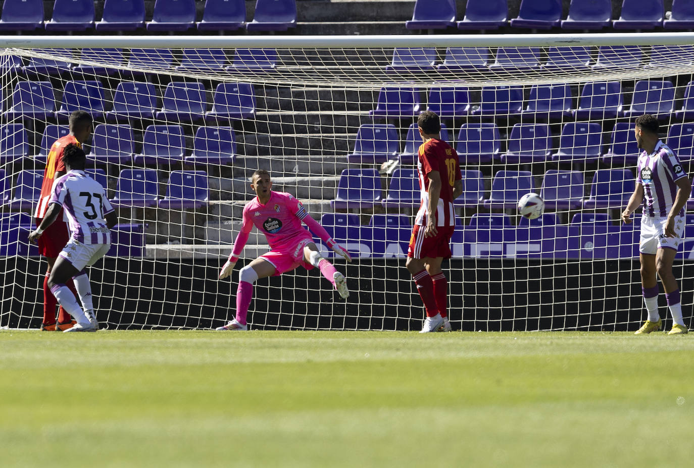 Imágenes del partido entre el Real Valladolid y el AVS Futebol portugués (1/2)