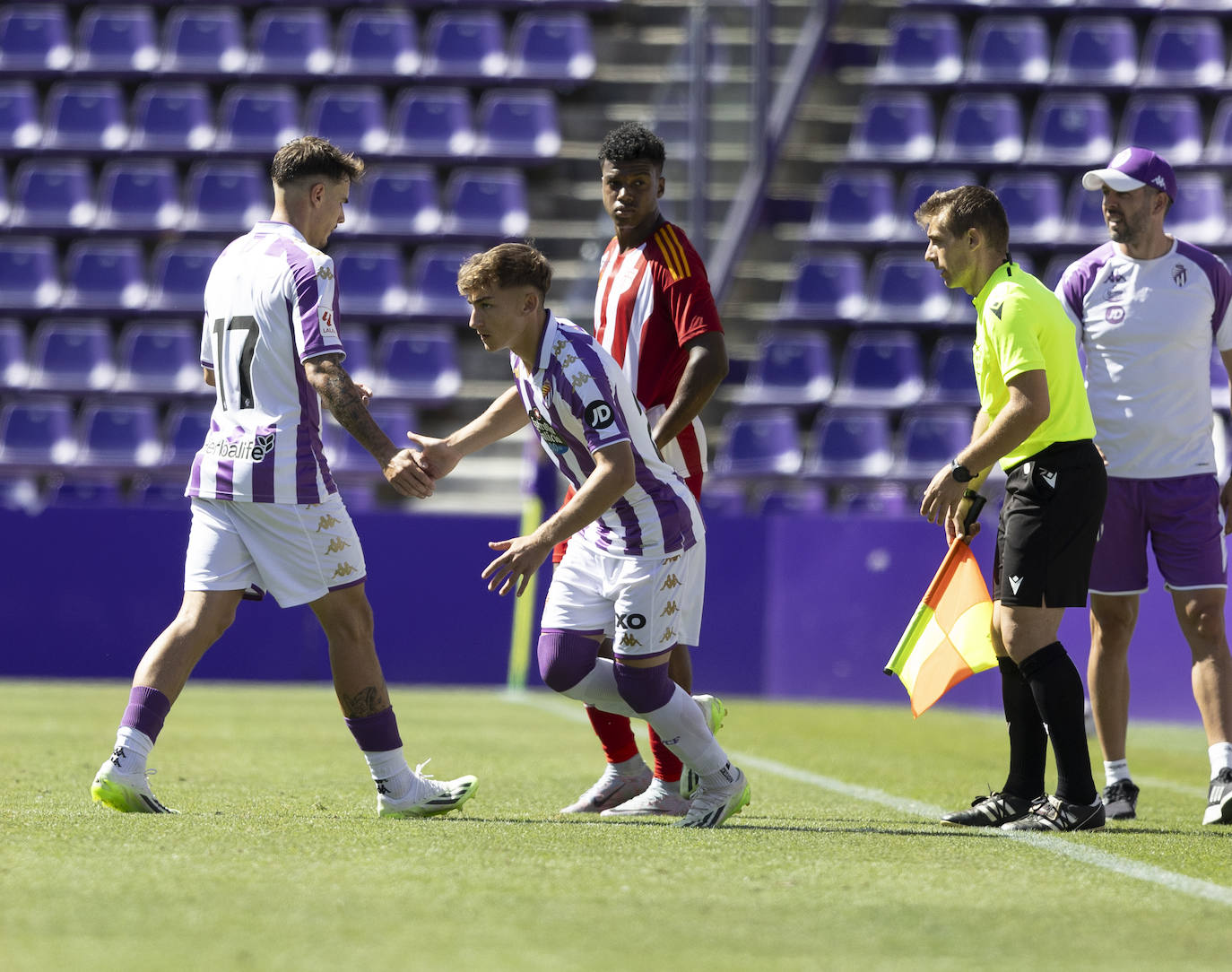 Imágenes del partido entre el Real Valladolid y el AVS Futebol portugués (1/2)