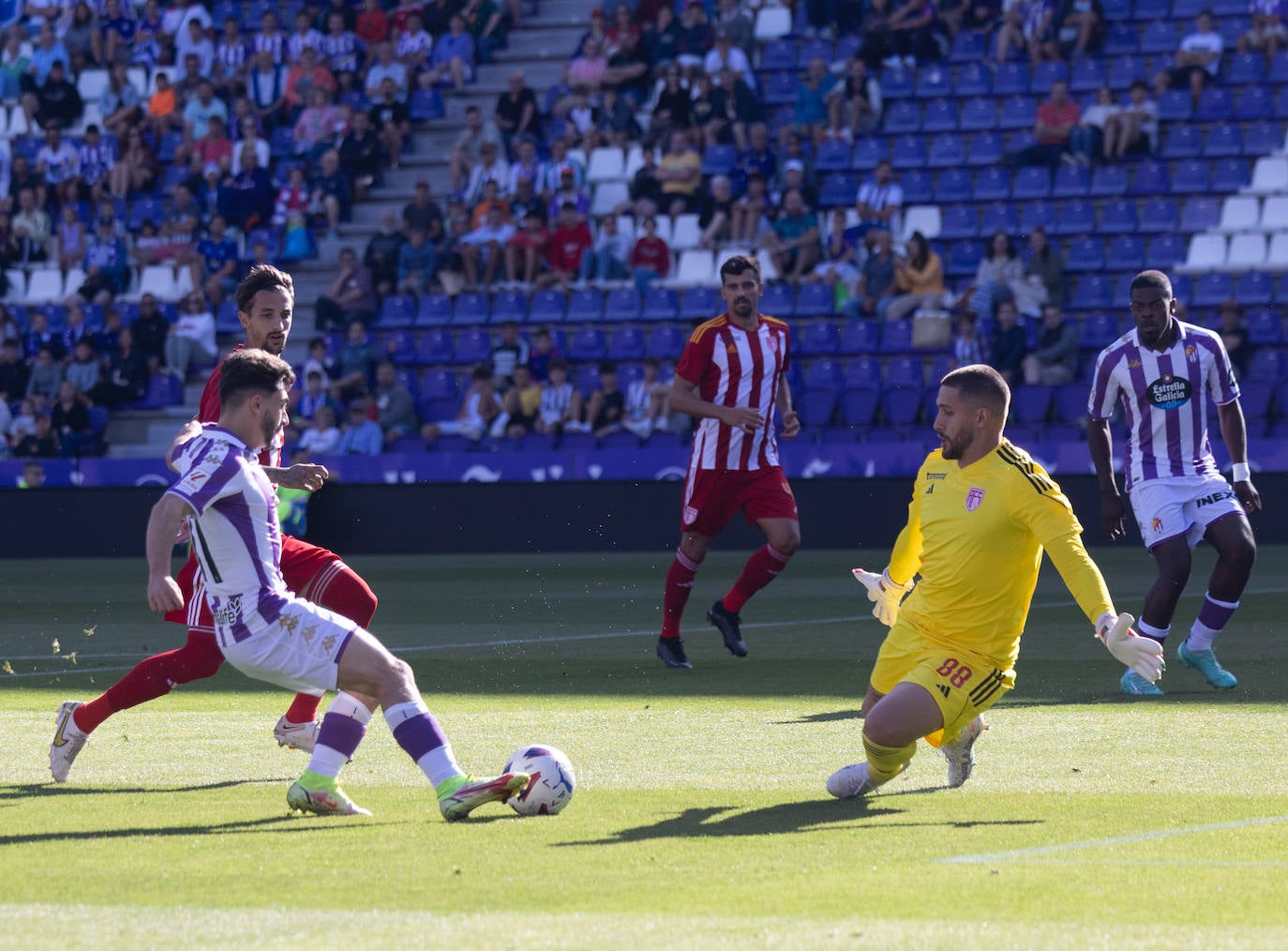 Imágenes del partido entre el Real Valladolid y el AVS Futebol portugués (1/2)