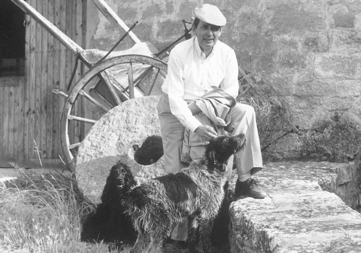 Miguel Delibes con sus perros.