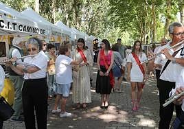 Las zagalas recorren la Feria de Turismo y Artesanía del Camino de Santiago.