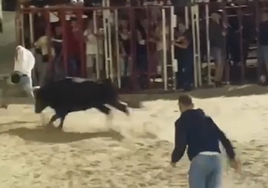 El joven que ha resultado herido en la cogida, en una captura del vídeo.