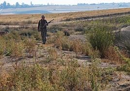 Cazadores de Tardobispo durante en el inicio de la temporada de media veda en Castilla y León.