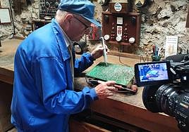 Herminio Revilla, en su taller, durante el rodaje.