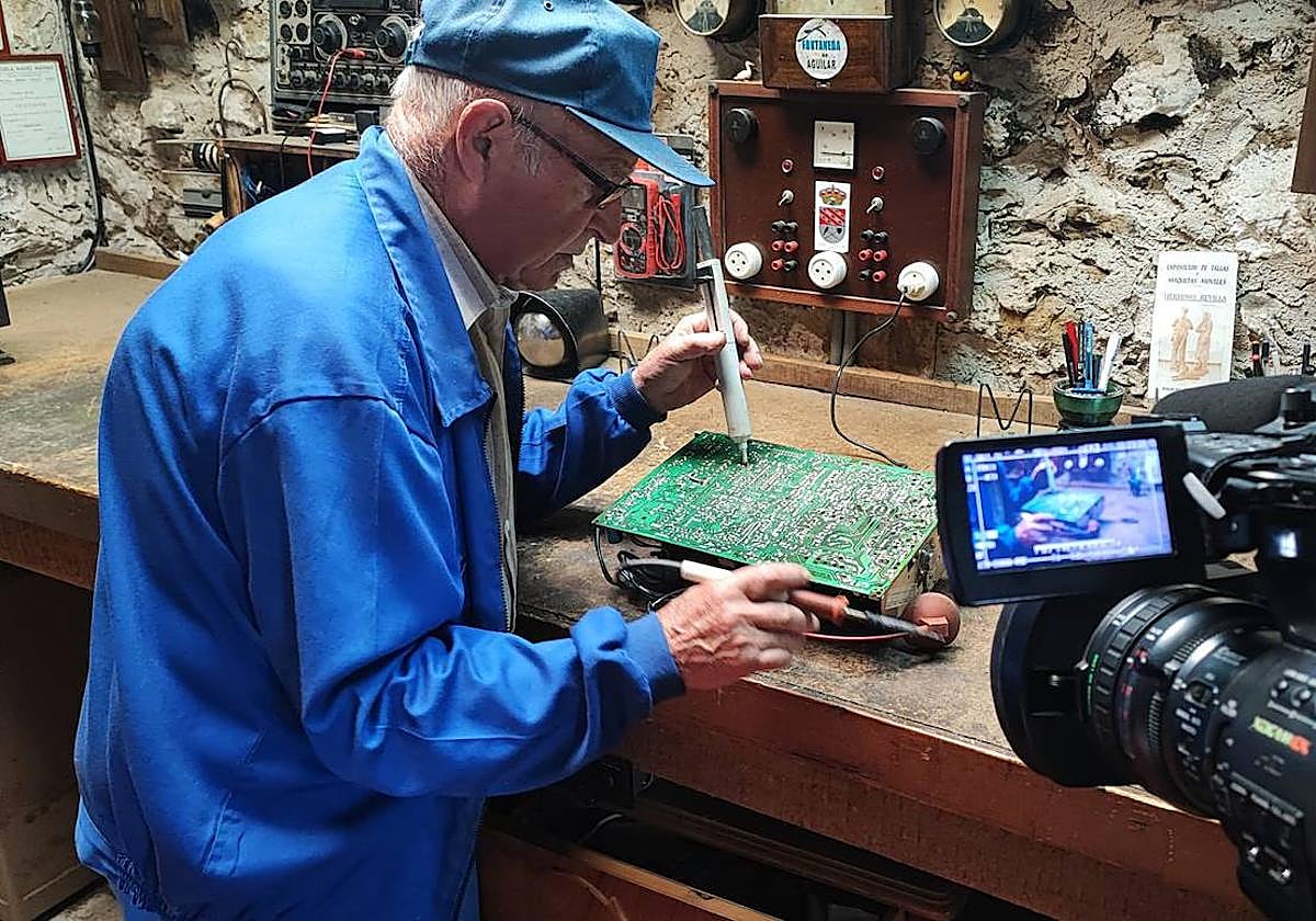 Herminio Revilla, en su taller, durante el rodaje.