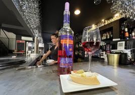 Una botella de Salvuero Rosado, en la barra de un bar de Valladolid.